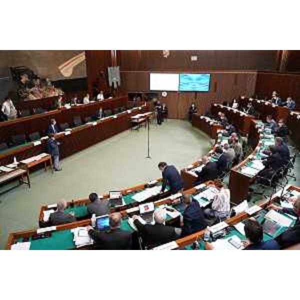 Un momento dei lavori del Consiglio regionale, sotto la guida della Presidenza - Un momento dei lavori del Consiglio regionale, sotto la guida della Presidenza