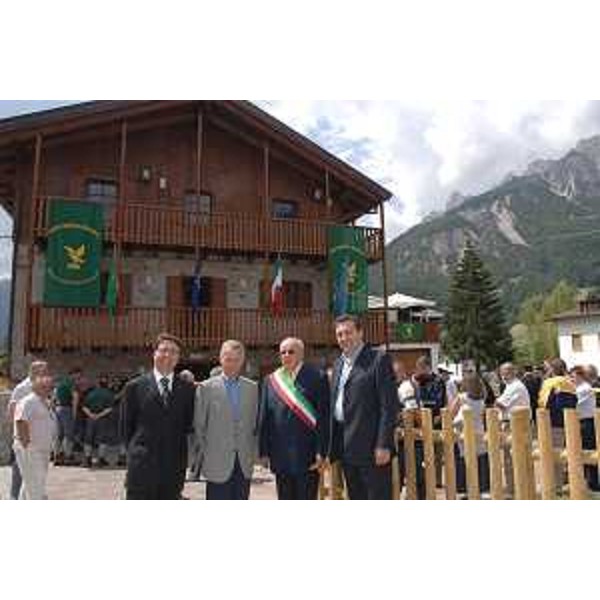 Riccardo Illy (Presidente Regione Friuli Venezia Giulia) con Enzo Marsilio (Assessore regionale alle risorse agricole, naturali, forestali e montagna), Viola e Luigino Antoniacomi (Sindaco di Forni di Sopra) all'inaugurazione della stazione forestale
