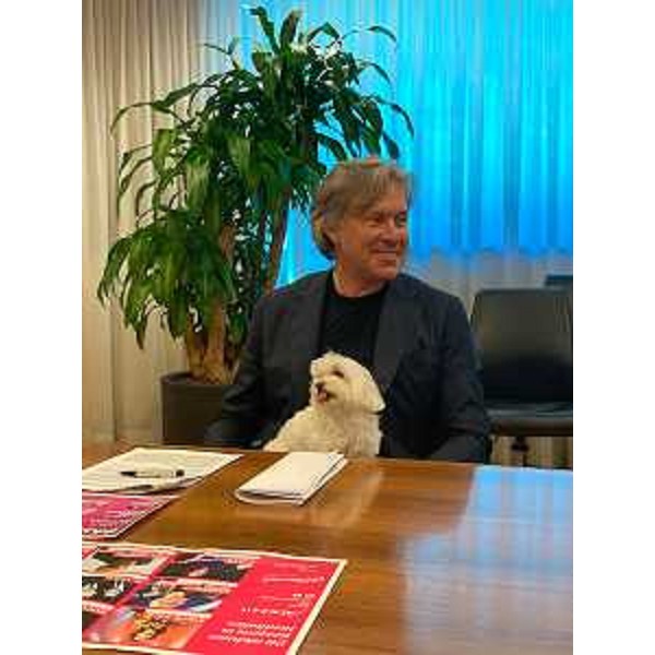 L'essessore Sergio Emidio Bini con la mascotte di Azalea - L'essessore Sergio Emidio Bini con la mascotte di Azalea