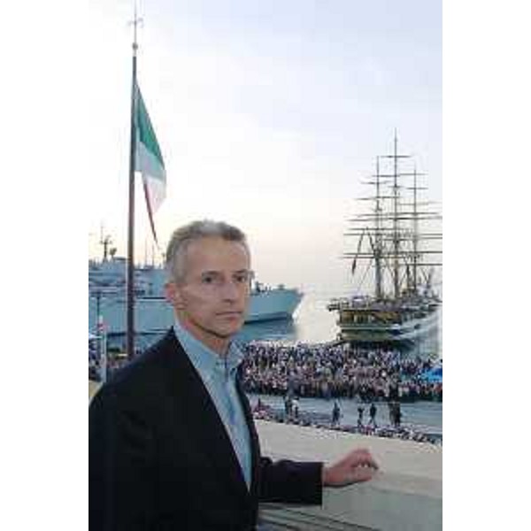 Riccardo Illy (Presidente Friuli Venezia Giulia) si affaccia dal palazzo della Regione in piazza Unità d'Italia a Trieste. (Trieste 04/11/04)