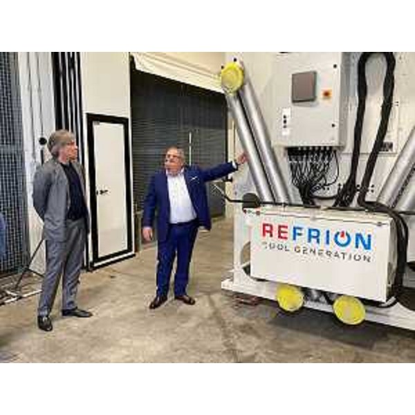 L'assessore regionale alle Attività produttive Sergio Emidio Bini (a sinistra nella foto) visita l'azienda Refrion - L'assessore regionale alle Attività produttive Sergio Emidio Bini (a sinistra nella foto) visita l'azienda Refrion