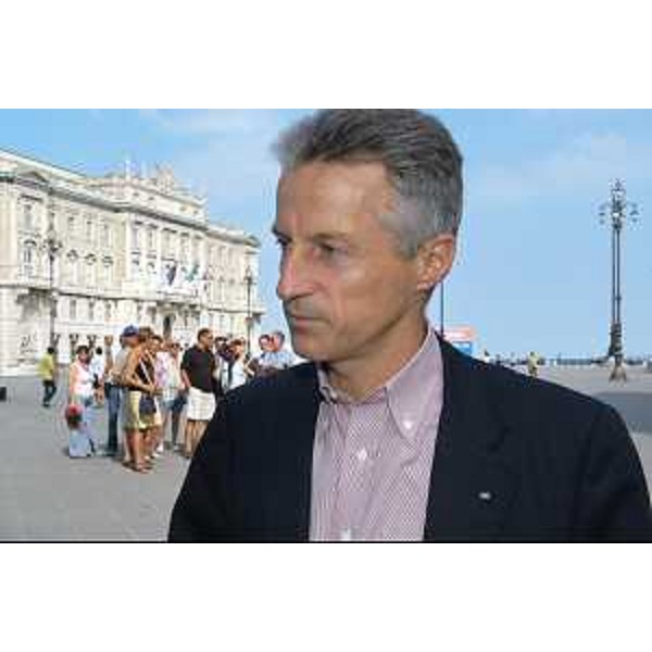 Riccardo Illy (Presidente Friuli Venezia Giulia) in piazza Unità d'Italia a Trieste. (Trieste 23/04/04)