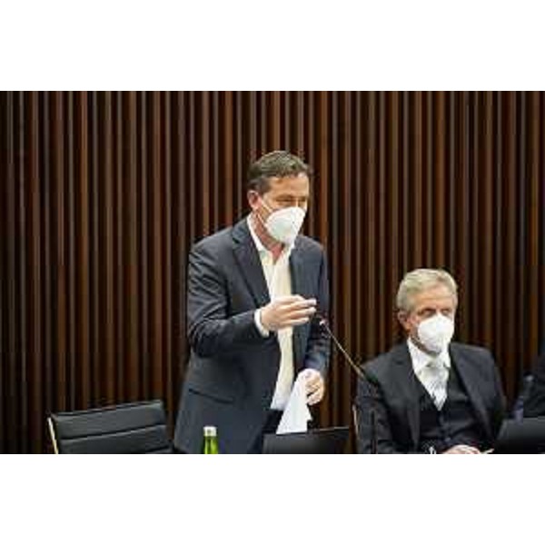 Massimo Moretuzzo (in piedi) e Giampaolo Bidoli, consiglieri del Patto per l'Autonomia - Massimo Moretuzzo (in piedi) e Giampaolo Bidoli, consiglieri del Patto per l'Autonomia