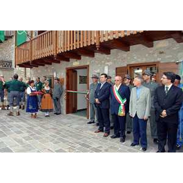 Riccardo Illy (Presidente Regione Friuli Venezia Giulia) con Enzo Marsilio (Assessore regionale alle risorse agricole, naturali, forestali e montagna), Viola e Luigino Antoniacomi (Sindaco di Forni di Sopra) all'inaugurazione della stazione forestale