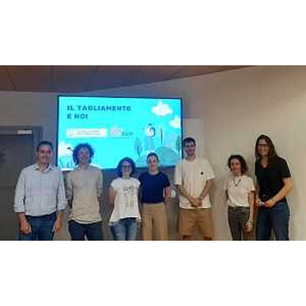 Il consigliere Massimo Moretuzzo (Patto) con i ragazzi del liceo scientifico Marinelli di Udine - Il consigliere Massimo Moretuzzo (Patto) con i ragazzi del liceo scientifico Marinelli di Udine 