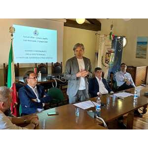 L'assessore regionale alle Attività produttive Sergio Emidio Bini mentre tiene a battesimo il Distretto del commercio Friuli Orientale a Pavia di Udine - L'assessore regionale alle Attività produttive Sergio Emidio Bini mentre tiene a battesimo il Distretto del commercio Friuli Orientale a Pavia di Udine