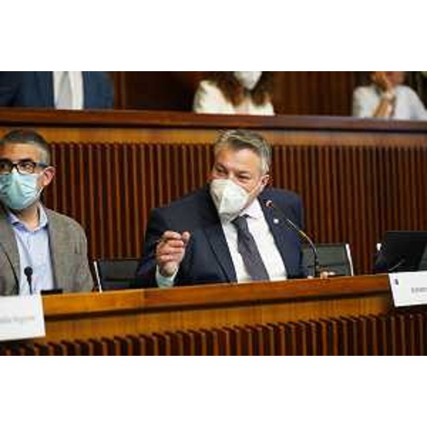 Diego Bernardis (Lega), presidente della V Commissione. A sinistra l'assessore Pierpaolo Roberti - Diego Bernardis (Lega), presidente della V Commissione. A sinistra l'assessore Pierpaolo Roberti