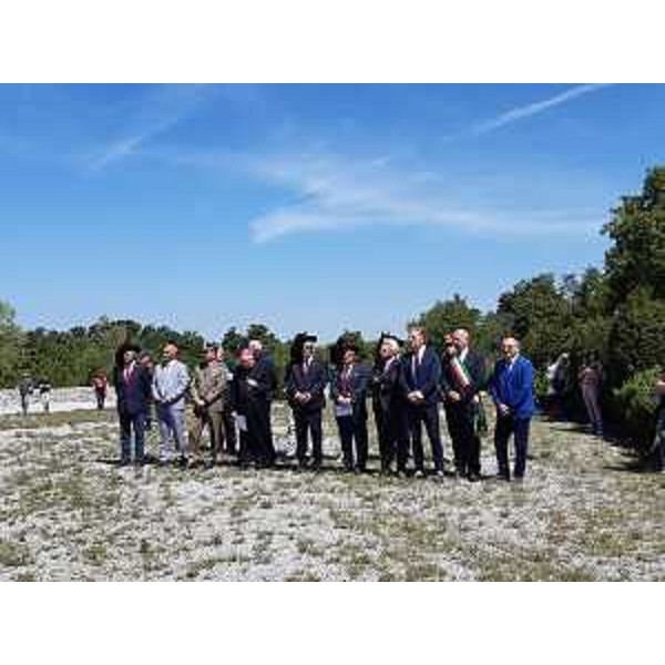 L'assessore Scoccimarro alla cerimonia di scoprimento e benedizione della stele dei bersaglieri alla Foiba di Basovizza - L'assessore Scoccimarro alla cerimonia di scoprimento e benedizione della stele dei bersaglieri alla Foiba di Basovizza