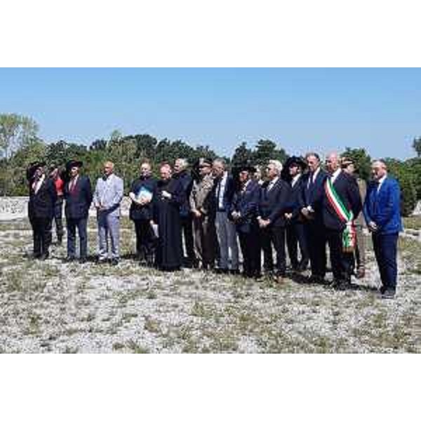 Le autorità presenti alla cerimonia, con al centro il presidente del Cr Fvg, Piero Mauro Zanin, e il generale Giuseppe Iacca - Le autorità presenti alla cerimonia, con al centro il presidente del Cr Fvg, Piero Mauro Zanin, e il generale Giuseppe Iacca
