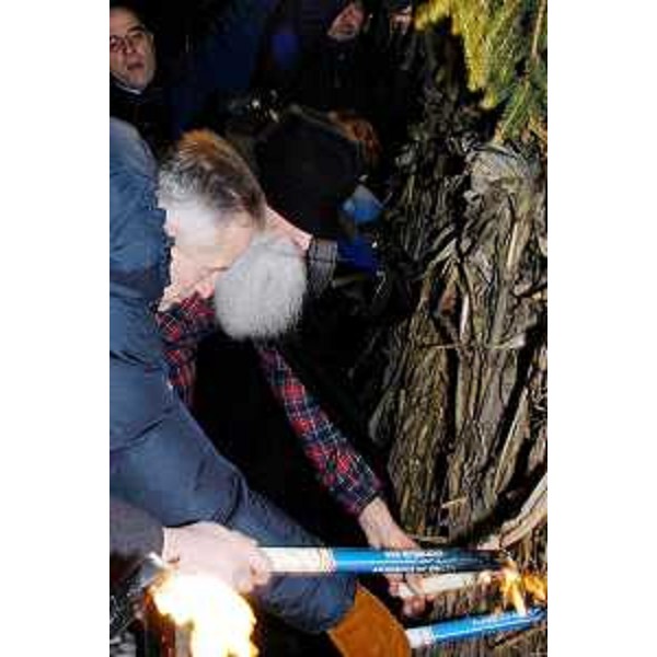 Riccardo Illy (Presidente Friuli Venezia Giulia) a Tarcento alla festa del "Pignarûl" all'accensione del falò. (Tarcento 08/01/04)