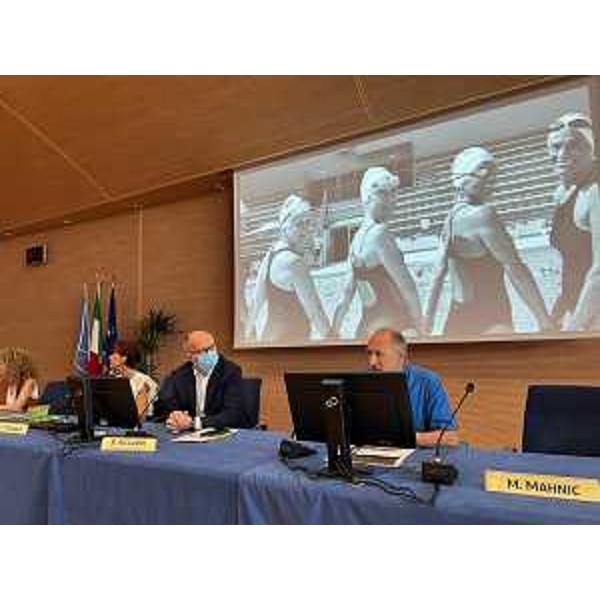 Il vicegovernatore Riccardo Riccardi (secondo da destra) sul palco dell'auditorium A. Comelli della sede della Regione a Udine - Il vicegovernatore Riccardo Riccardi (secondo da destra) sul palco dell'auditorium A. Comelli della sede della Regione a Udine