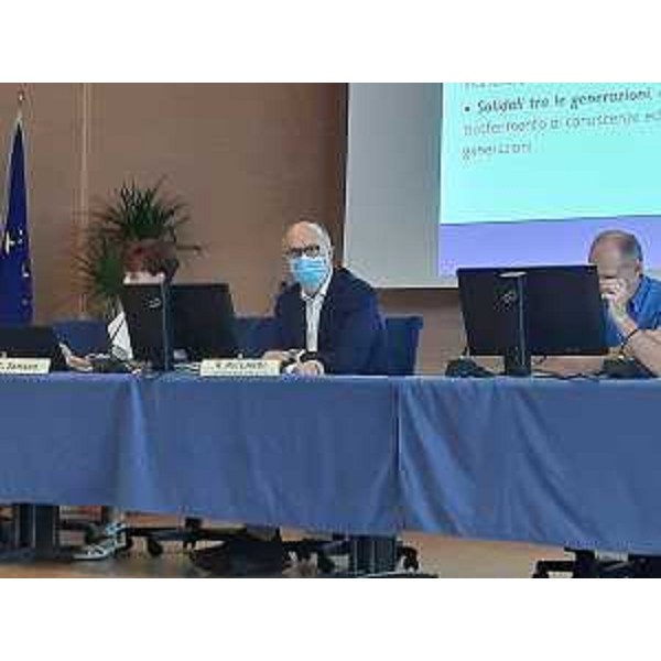 Il vicegovernatore Riccardo Riccardi (al centro della foto) sul palco dell'auditorium A. Comelli della sede della Regione a Udine - Il vicegovernatore Riccardo Riccardi (al centro della foto) sul palco dell'auditorium A. Comelli della sede della Regione a Udine