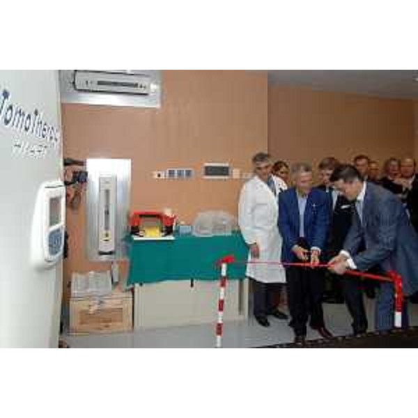 Riccardo Illy (Presidente Regione Friuli Venezia Giulia) con Ezio Beltrame (Assessore regionale alla salute e protezione sociale) all'inaugurazione della nuova macchina di tomoterapia presso il CRO di Aviano