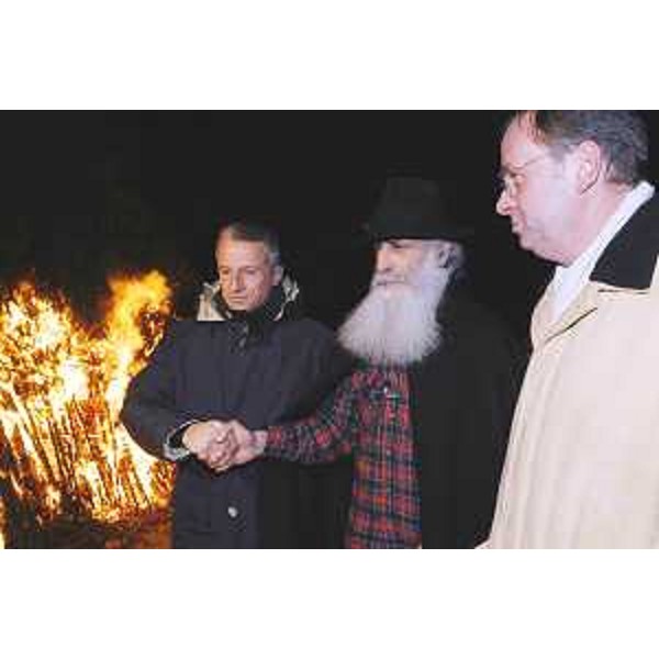Riccardo Illy (Presidente Friuli Venezia Giulia) a Tarcento alla festa del "Pignarûl" con il "Venerando" e il Presidente del Consiglio Alessandro Tesini. (Tarcento 08/01/04)