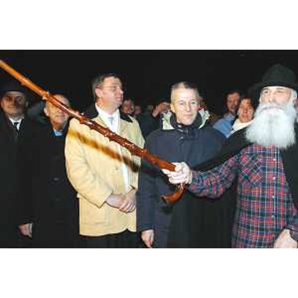 Riccardo Illy (Presidente Friuli Venezia Giulia) a Tarcento alla festa del "Pignarûl" con il "Venerando" e il Presidente del Consiglio Alessandro Tesini. (Tarcento 08/01/04)