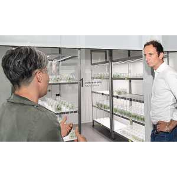 Il governatore mentre visita il Vcr research center - Il governatore mentre visita il Vcr research center