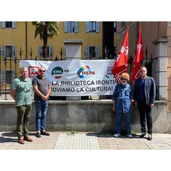 L'assessore regionale alla Cultura Tiziana Gibelli davanti alla Biblioteca statale isontina a Gorizia con Walter Mramor, direttore di Artisti Associati, Giuseppe Longo presidente del Premio Amidei, Igor Komel direttore del Kulturni Dom. - L'assessore regionale alla Cultura Tiziana Gibelli davanti alla Biblioteca statale isontina a Gorizia con Walter Mramor, direttore di Artisti Associati, Giuseppe Longo presidente del Premio Amidei, Igor Komel direttore del Kulturni Dom. 