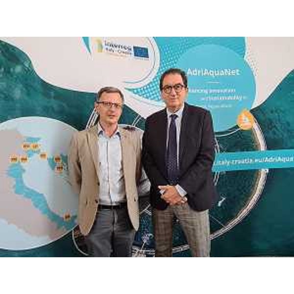 L'assessore regionale alle risorse Agroalimentari Stefano Zannier insieme a Marco Galeotti (Uniud), responsabile del progetto AdriAquaNet - L'assessore regionale alle risorse Agroalimentari Stefano Zannier insieme a Marco Galeotti (Uniud), responsabile del progetto AdriAquaNet