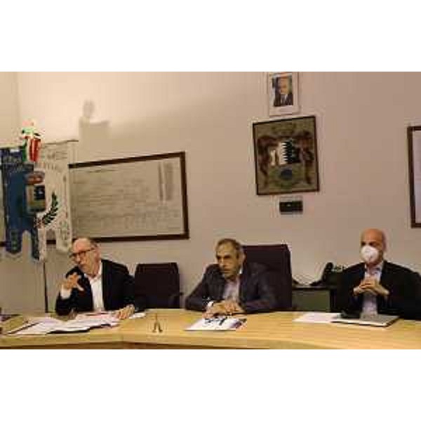 Alla sinistra della foto il vicegovernatore mentre partecipa alla seduta del Consiglio comunale di Ovaro - Alla sinistra della foto il vicegovernatore mentre partecipa alla seduta del Consiglio comunale di Ovaro