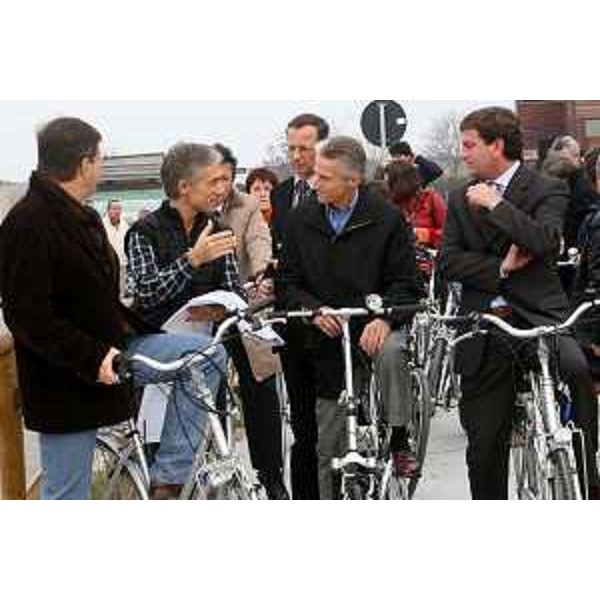 Riccardo Illy (Presidente Regione Friuli Venezia Giulia) all'inaugurazione della pista ciclabile Foce Isonzo a Grado. (Grado 16/11/06)