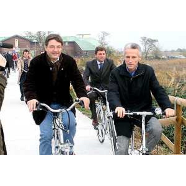 Riccardo Illy (Presidente Regione Friuli Venezia Giulia) con Enrico Gherghetta (Presidente Provincia Gorizia) all'inaugurazione della pista ciclabile Foce Isonzo a Grado. (Grado 16/11/06)