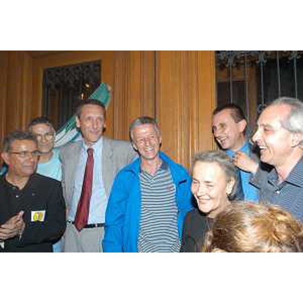 Festeggiamenti a Trieste per l'elezione di Riccardo Illy alle regionali del Friuli Venezia Giulia, 8 e 9 giugno 2003. (Trieste, 09/06/03)