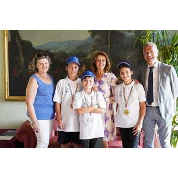 Il presidente del Cr Fvg, Piero Mauro Zanin, e la consigliera Mara Piccin con Denis, Gabriele e Mattia, insieme a Maria Ester Menegaldo - Il presidente del Cr Fvg, Piero Mauro Zanin, e la consigliera Mara Piccin con Denis, Gabriele e Mattia, insieme a Maria Ester Menegaldo