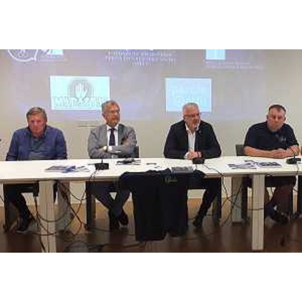 Da sinistra, il presidente del Coni Fvg, Giorgio Brandolin, del Consiglio regionale, PIero Mauro Zanin, della Federazione nazionale italiana baseball softball, Andrea Marcon, e l'allenatore ucraino Vasyl Kysil - Da sinistra, il presidente del Coni Fvg, Giorgio Brandolin, del Consiglio regionale, PIero Mauro Zanin, della Federazione nazionale italiana baseball softball, Andrea Marcon, e l'allenatore ucraino Vasyl Kysil