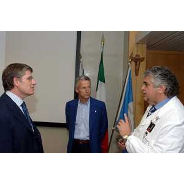 Riccardo Illy (Presidente Regione Friuli Venezia Giulia) con Mauro Trovò (Direttore Oncologia Radiologica) e Piero della Valentina (Commissario straordinario del CRO) all'inaugurazione della nuova macchina di tomoterapia presso il CRO di Aviano