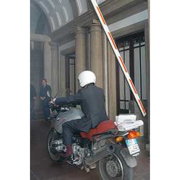 Riccardo Illy (Presidente Friuli Venezia Giulia) arriva in moto, nel suo primo giorno di lavoro, alla sede della Regione a Trieste in via Carducci 6. (Trieste 16/06/03)