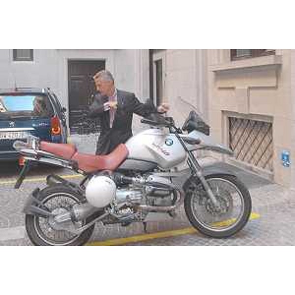 Riccardo Illy (Presidente Friuli Venezia Giulia) arriva in moto, nel suo primo giorno di lavoro, alla sede della Regione a Trieste in via Carducci 6. (Trieste 16/06/03)