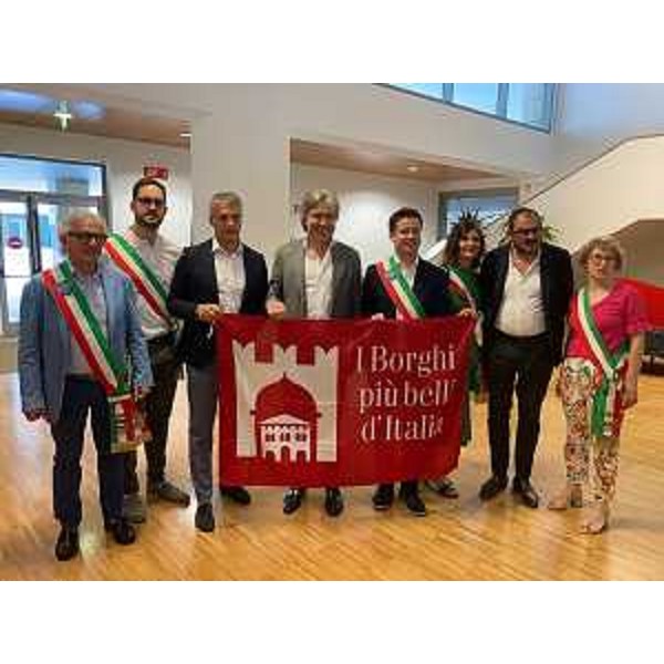 L'assessore Bini con gli amministratori locali dei Comuni di (da sinistra) Fagagna, Sesto al Reghena, Sappada, Valvasone Arzene, Trivignano Udinese, Polcenigo e Gradisca d'Isonzo - L'assessore Bini con gli amministratori locali dei Comuni di (da sinistra) Fagagna, Sesto al Reghena, Sappada, Valvasone Arzene, Trivignano Udinese, Polcenigo e Gradisca d'Isonzo 