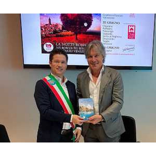 L'assessore Bini riceve dal sindaco di Valvasone Arzene il volume dedicato ai borghi più belli d'Italia - L'assessore Bini riceve dal sindaco di Valvasone Arzene il volume dedicato ai borghi più belli d'Italia 