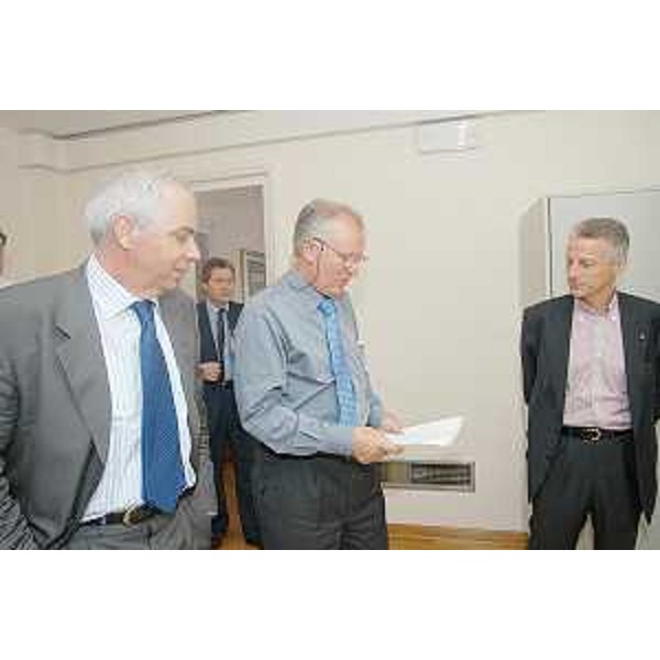 Riccardo Illy, neoeletto Presidente del Friuli Venezia Giulia, incontra Enzo Bevilacqua, Avvocato della Regione, e Giovanni Bellarosa, Segretario Generale, nella sede della Regione a Trieste. (Trieste 17/06/03) 