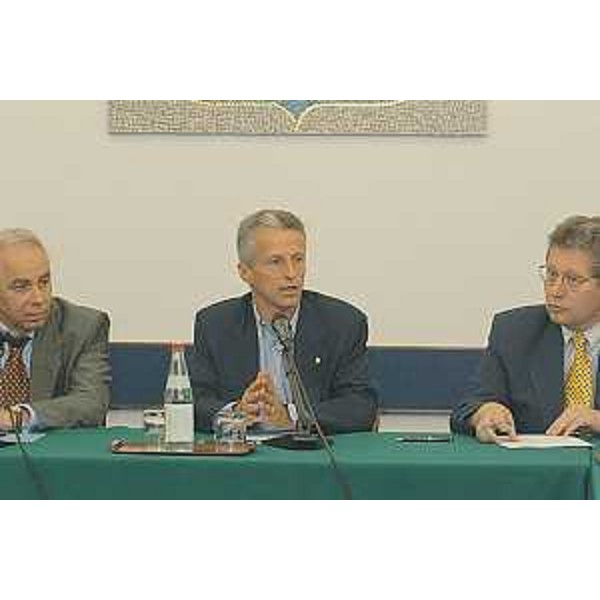 Riccardo Illy, neoeletto Presidente del Friuli Venezia Giulia, incontra Giovanni Bellarosa, Segretario Generale, e Daniele Bertuzzi, Capo di Gabinetto, nella sede della Regione a Trieste. (Trieste 17/06/03) 