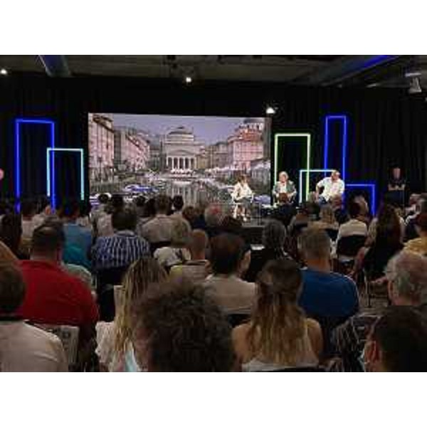 Sala del Molo IV gremita per il convegno "Turismo, operazione riscossa". - Sala del Molo IV gremita per il convegno "Turismo, operazione riscossa".