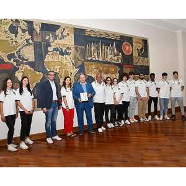 L'assessore regionale Pierpaolo Roberti premia il giornalista sportivo Paolo Condò durante la presentazione di "Campionissimi" - L'assessore regionale Pierpaolo Roberti premia il giornalista sportivo Paolo Condò durante la presentazione di "Campionissimi"