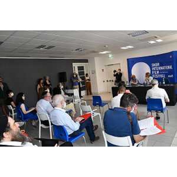 Un momento della conferenza stampa. Vicino all'assessore Gibelli, la presidente dell'Associazione Maremetraggio Chiara Valenti Omero. - Un momento della conferenza stampa. Vicino all'assessore Gibelli, la presidente dell'Associazione Maremetraggio Chiara Valenti Omero.