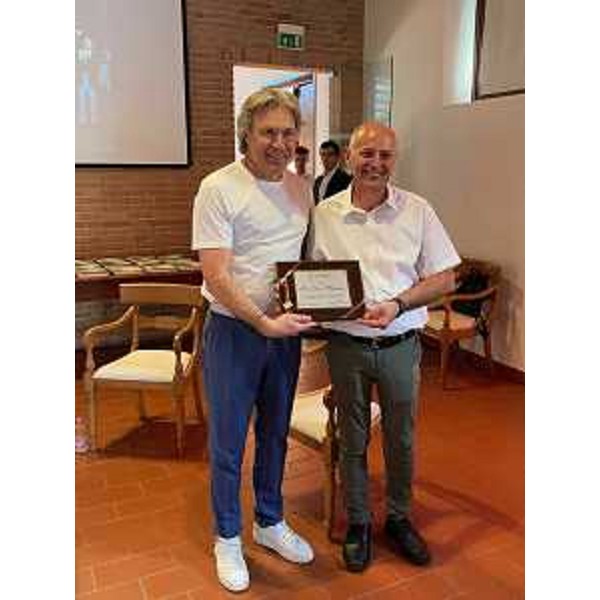 L'assessore regionale alle Attività produttive Sergio Emidio Bini premia il presidente della Pro Loco di Manzano Paolo Murello - L'assessore regionale alle Attività produttive Sergio Emidio Bini premia il presidente della Pro Loco di Manzano Paolo Murello