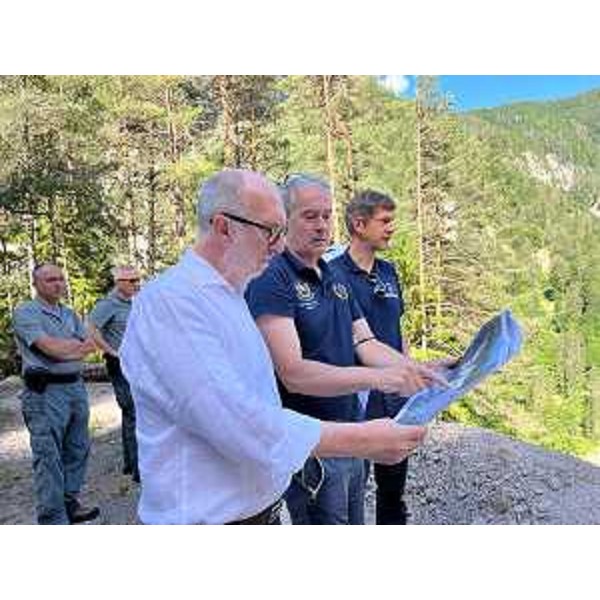 Il vicegovernatore con delega alla Protezione civile del Friuli Venezia Giulia, Riccardo Riccardi,con il direttore generale della Protezione civile regionale, Amedeo Aristei, e il sindaco di Malborghetto-Valbruna, Boris Preschern. - Il vicegovernatore con delega alla Protezione civile del Friuli Venezia Giulia, Riccardo Riccardi,con il direttore generale della Protezione civile regionale, Amedeo Aristei, e il sindaco di Malborghetto-Valbruna, Boris Preschern.