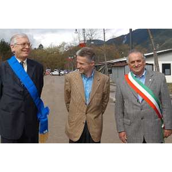 Marzio Strassoldo (Presidente Provincia Udine), Riccardo Illy (Presidente Friuli Venezia Giulia) e Sergio Barbarino (Sindaco Resia). (Resia 18/04/04)