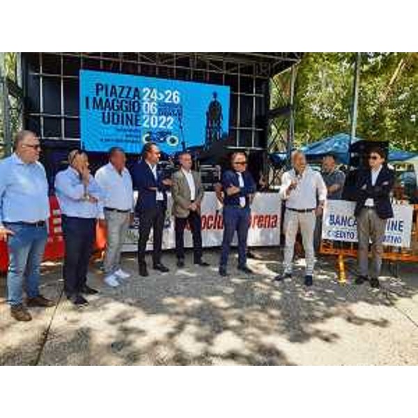 L'intervento del presidente del Cr Fvg, Piero Mauro Zanin, al motoraduno Città di Udine con i consiglieri regionali Lorenzo Tosolini e Mauro Di Bert (secondo e quarto da sx) - L'intervento del presidente del Cr Fvg, Piero Mauro Zanin, al motoraduno Città di Udine con i consiglieri regionali Lorenzo Tosolini e Mauro Di Bert (secondo e quarto da sx) 