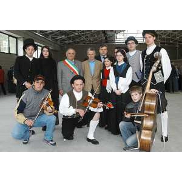 Riccardo Illy (Presidente Friuli Venezia Giulia) e Sergio Barbarino (Sindaco Resia) e rappresentanti della Comunità montana del Gemonese, Canal del Ferro e Val Canale. (Resia 18/04/04)