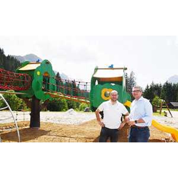 L'assessore Roberti con il sindaco di Sappada, Manuel Piller Hoffer, al nuovo parco giochi - L'assessore Roberti con il sindaco di Sappada, Manuel Piller Hoffer, al nuovo parco giochi 