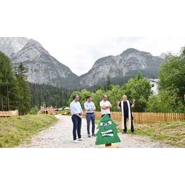 L'assessore Roberti con il sindaco di Sappada Manuel Piller Hoffer e con il vicepresidente industriali, Di Giusto - L'assessore Roberti con il sindaco di Sappada Manuel Piller Hoffer e con il vicepresidente industriali, Di Giusto