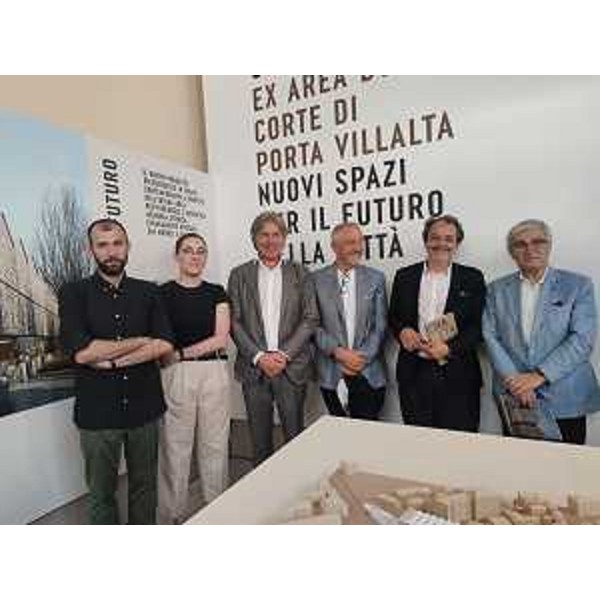 Foto di gruppo con l'assessore Sergio Emidio Bini alla presentazione del recupero dell'ex stabilimento Dormisch di Udine - Foto di gruppo con l'assessore Sergio Emidio Bini alla presentazione del recupero dell'ex stabilimento Dormisch di Udine