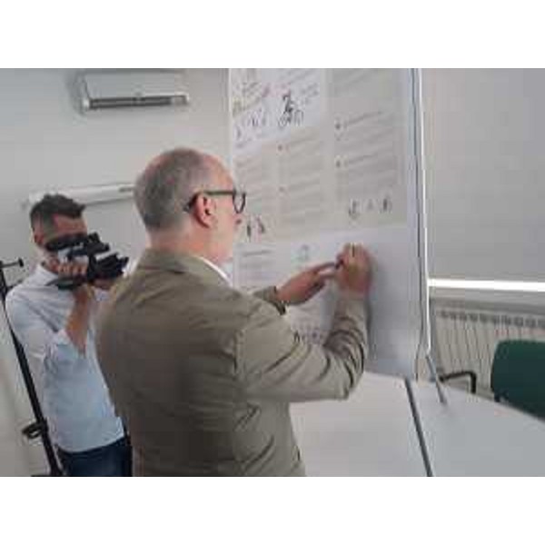 Il vicegovernatore Riccardi mentre firma il Manifesto - Il vicegovernatore Riccardi mentre firma il Manifesto