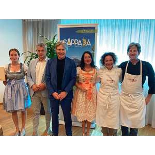 L'assessore regionale alle Attività produttive e Turismo, Sergio Emidio Bini, con i partecipanti intervenuti alla presentazione della kermesse. - L'assessore regionale alle Attività produttive e Turismo, Sergio Emidio Bini, con i partecipanti intervenuti alla presentazione della kermesse. 