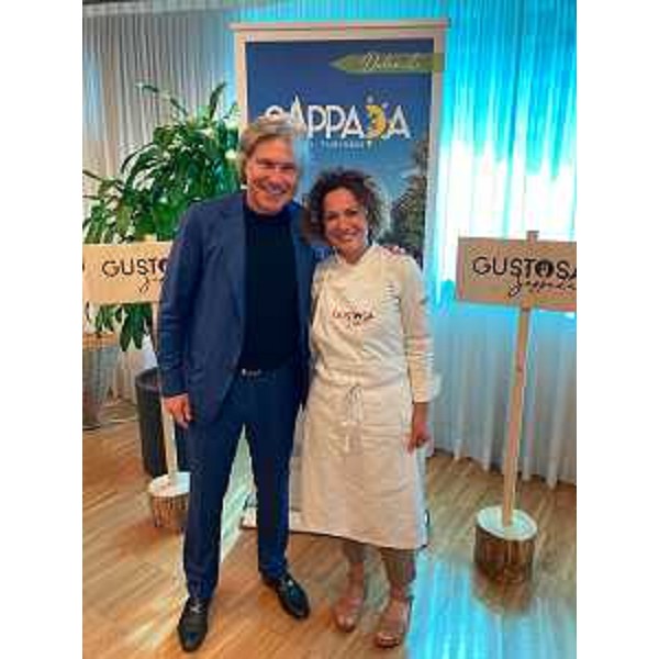 L'assessore regionale alle Attività produttive e Turismo, Sergio Emidio Bini, con la chef stellata Fabrizia Meroi. - L'assessore regionale alle Attività produttive e Turismo, Sergio Emidio Bini, con la chef stellata Fabrizia Meroi.