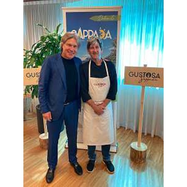 L'assessore regionale alle Attività produttive e Turismo, Sergio Emidio Bini, con lo chef Donald Michael Scalmanini. - L'assessore regionale alle Attività produttive e Turismo, Sergio Emidio Bini, con lo chef Donald Michael Scalmanini.